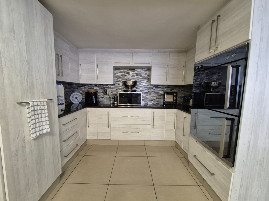 5 Bedroom Property for Sale in Paglande Western Cape